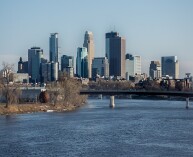 Есть 38 баскетбольных игр в Minneapolis