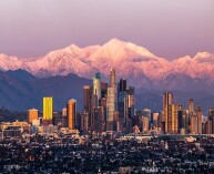 Есть 66 баскетбольных игр в Los Angeles