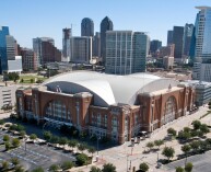 Есть 31 баскетбольных игр в American Airlines Center