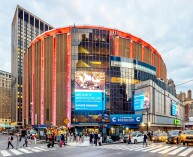 Есть 45 баскетбольных игр в Madison Square Garden